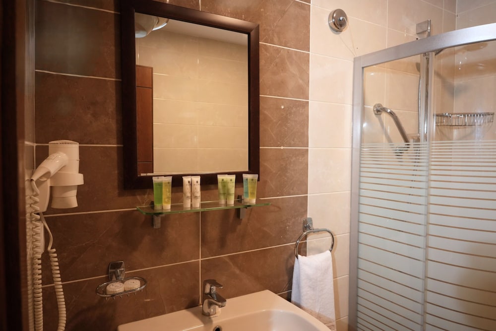 Ream Hotel 49/50