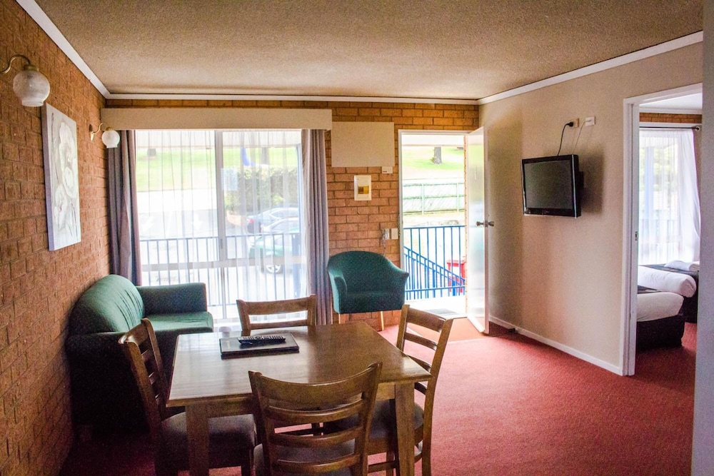 Blue Whale Motor Inn and Apartments 34/55
