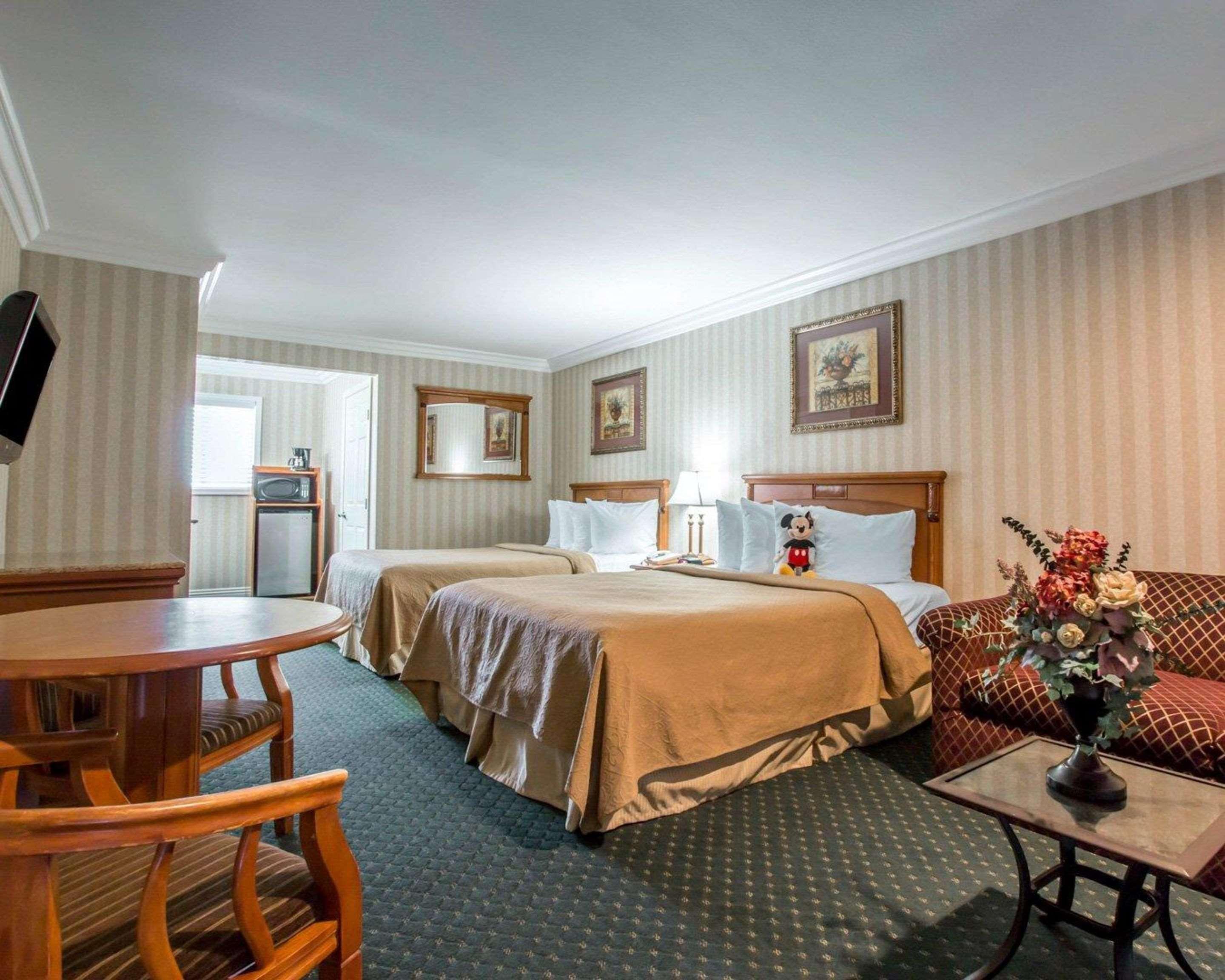 Suite, 2 Queen Beds, Quality Inn Suites Anaheim Maingate 2/4