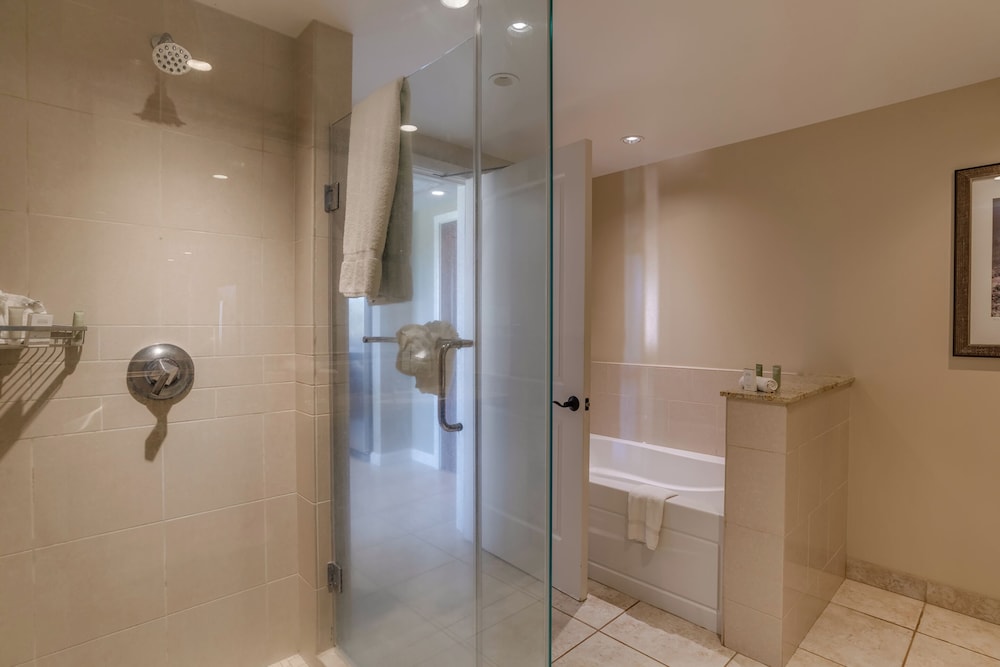 1 Bedroom, King Bed, Resort View, 2 Sofa, Den، OUTRIGGER Honua Kai Resort & Spa 8/9