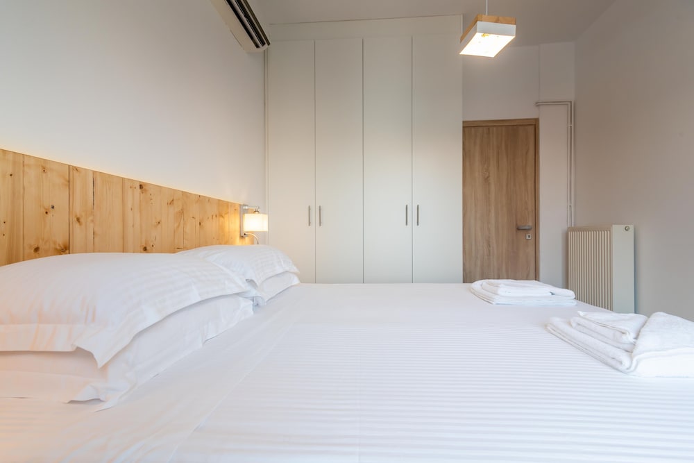 White Rock Milos Suites 20/55