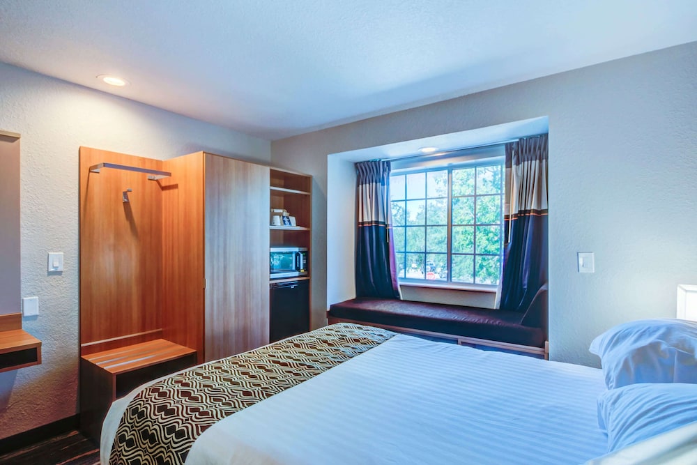Microtel Inn Suites By Wyndham Zephyrhills 20/48