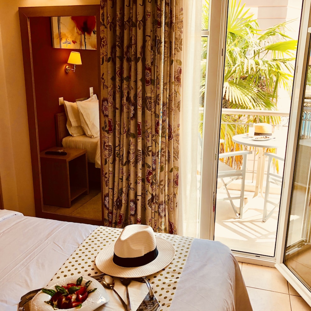 G. George Hotel 13/50