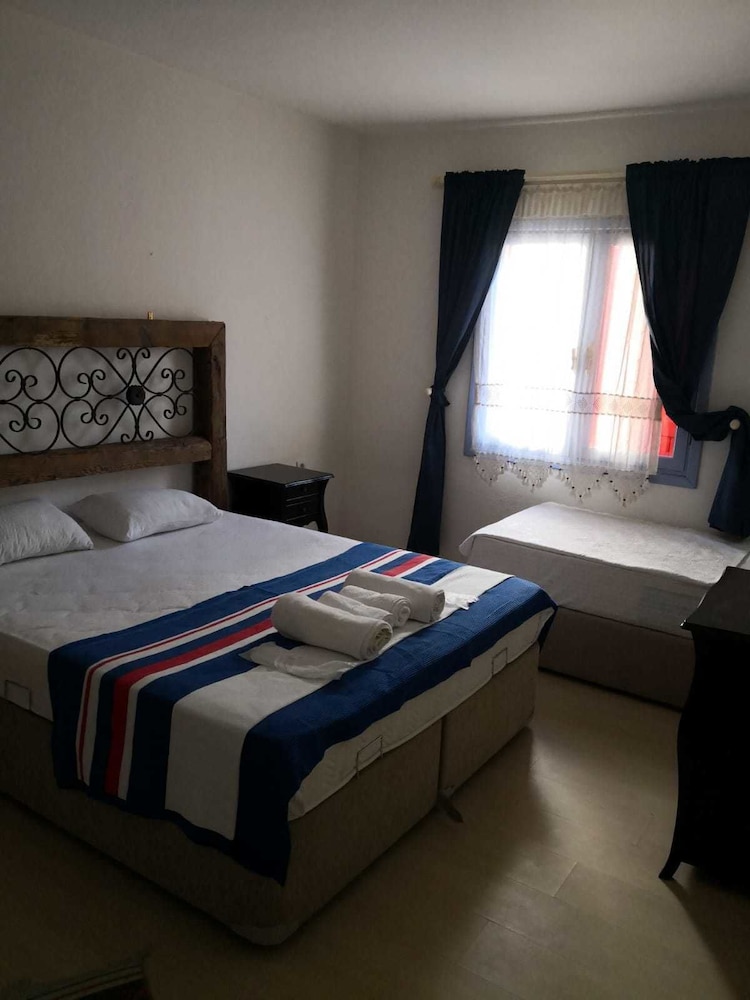 Livan Hotel Deluxe 8/57