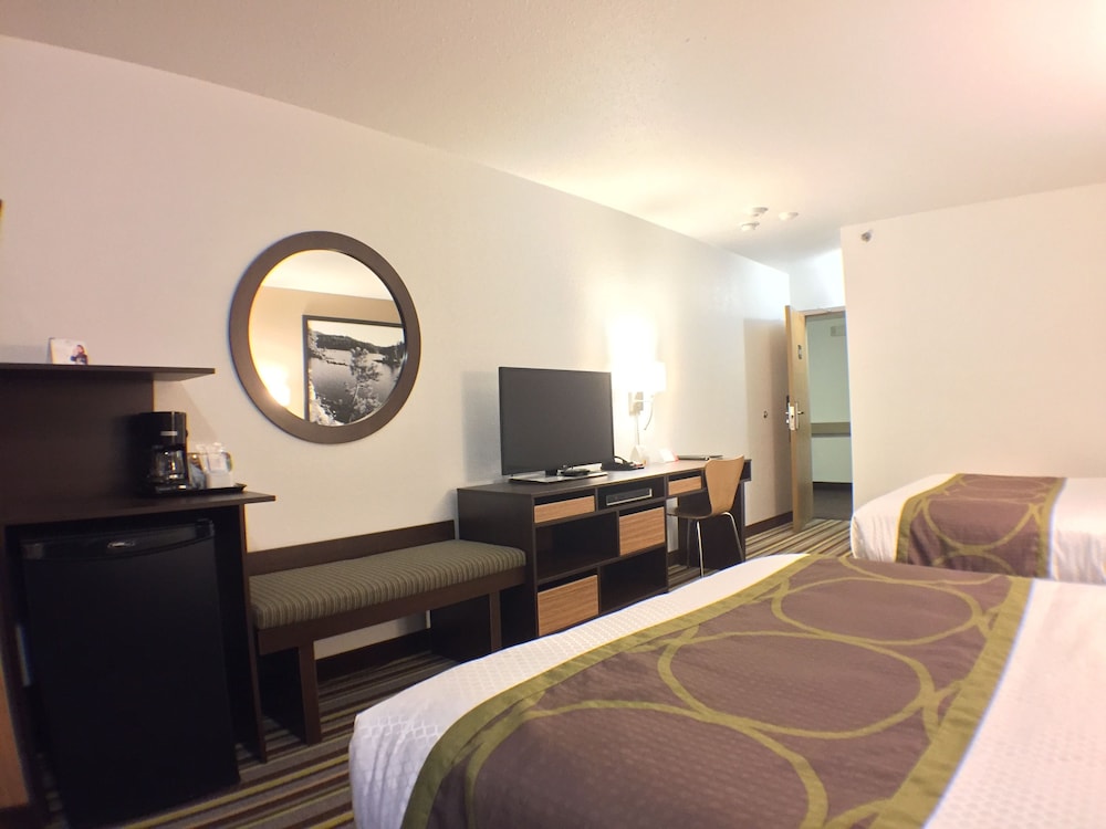 Super 8 By Wyndham Kenora 3/31