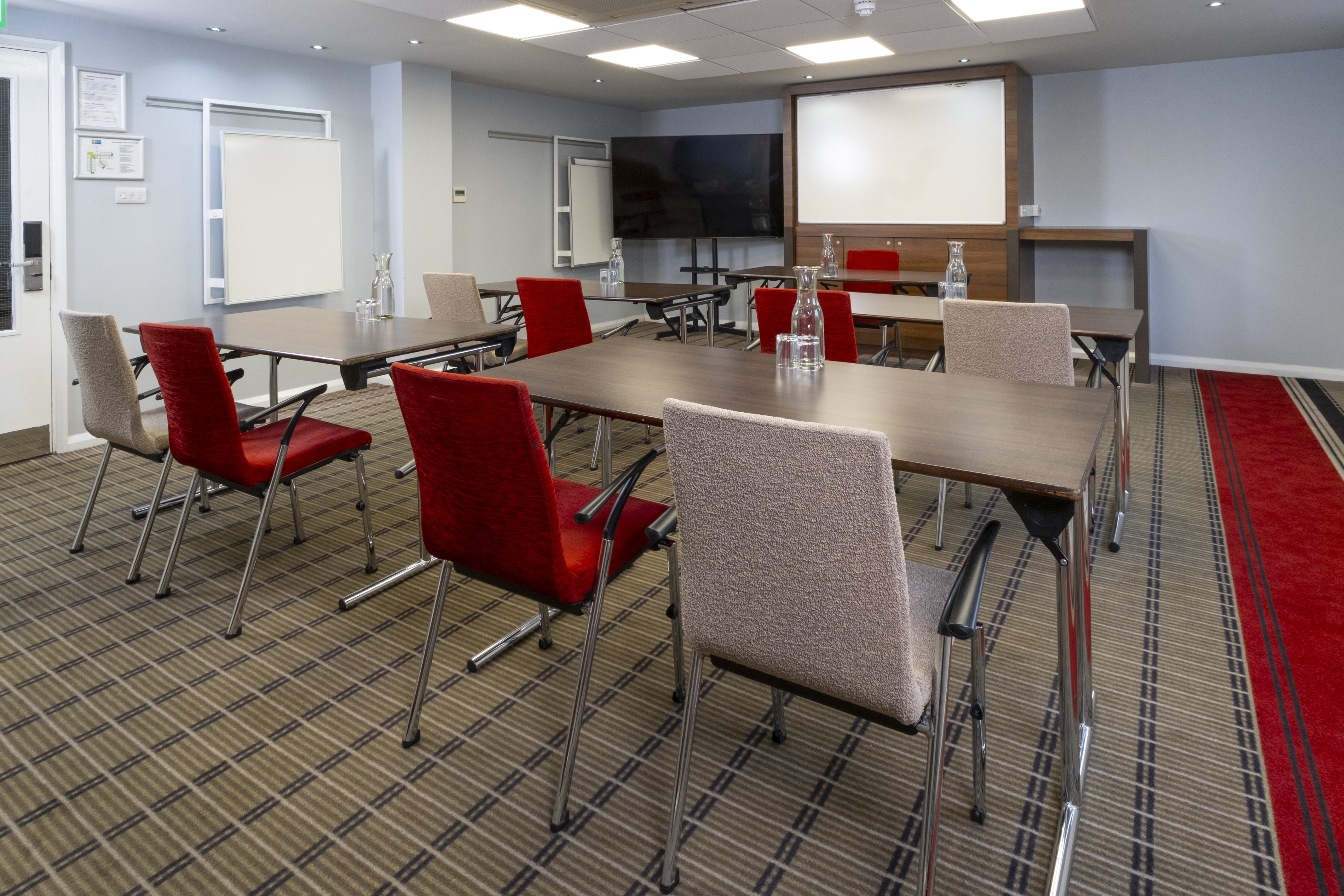 Holiday Inn Express Warwick Stratford Upon Avon 28/34