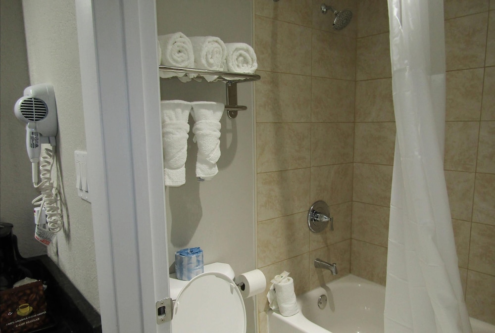 جناح بسريرين مزدوجين بغرفتين مع أريكة، Quality Inn & Suites Kissimmee near Main Gate 8/10