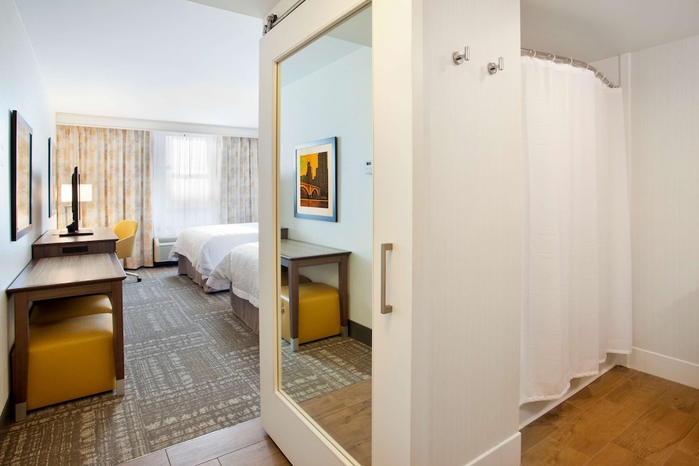 Hampton Inn and Suites Minneapolis Downtown 22/45