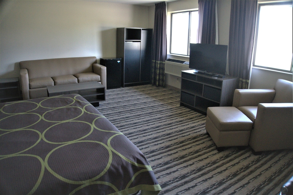 Super 8 by Wyndham Spirit Lake/Okoboji 24/41
