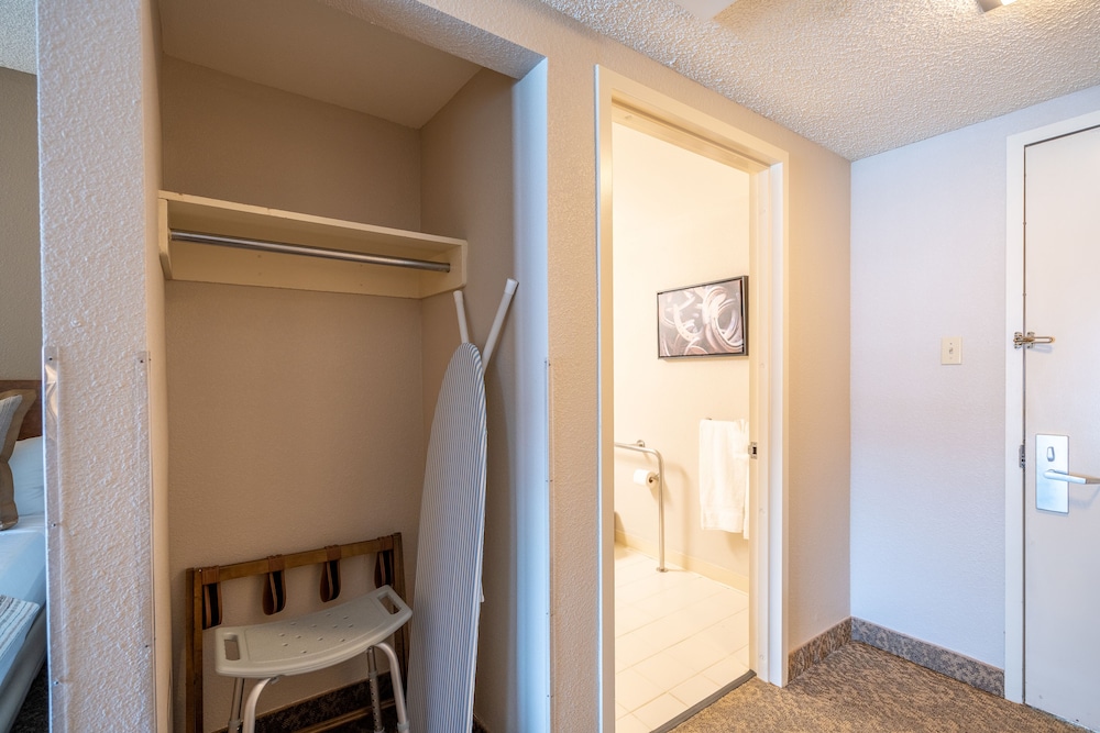Kellogg West Conference Center &amp; Hotel 32/32