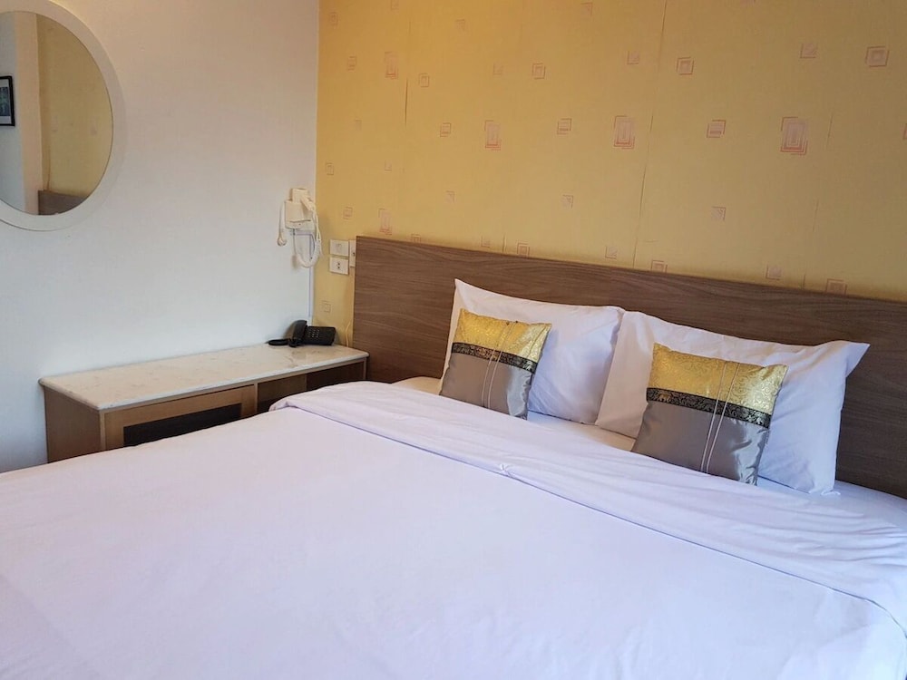 OYO 299 Crown BTS Nana Hotel 12/43