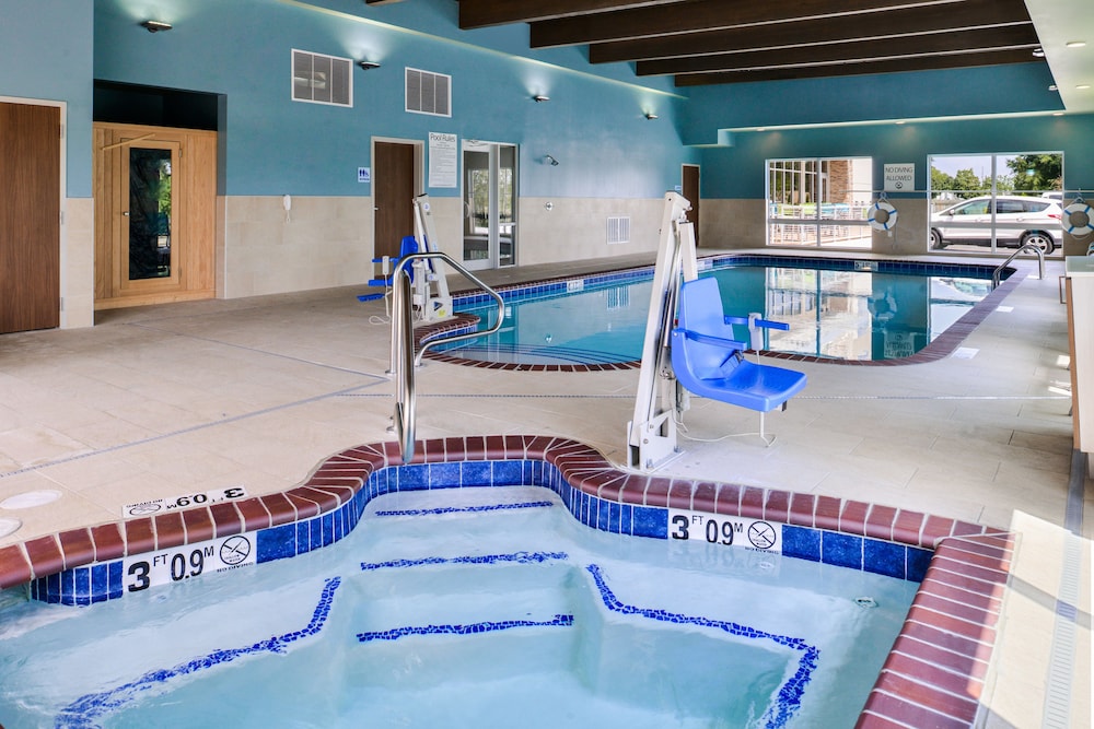 Holiday Inn Express Suites Siloam Springs 35/57