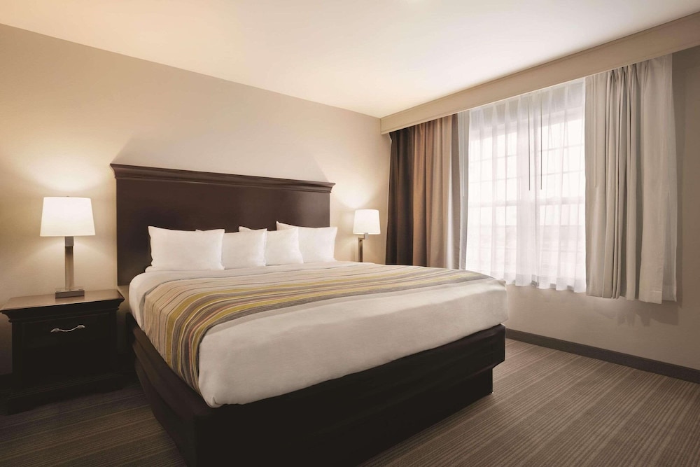 Efficiency, Suite, King Bed, Sofa