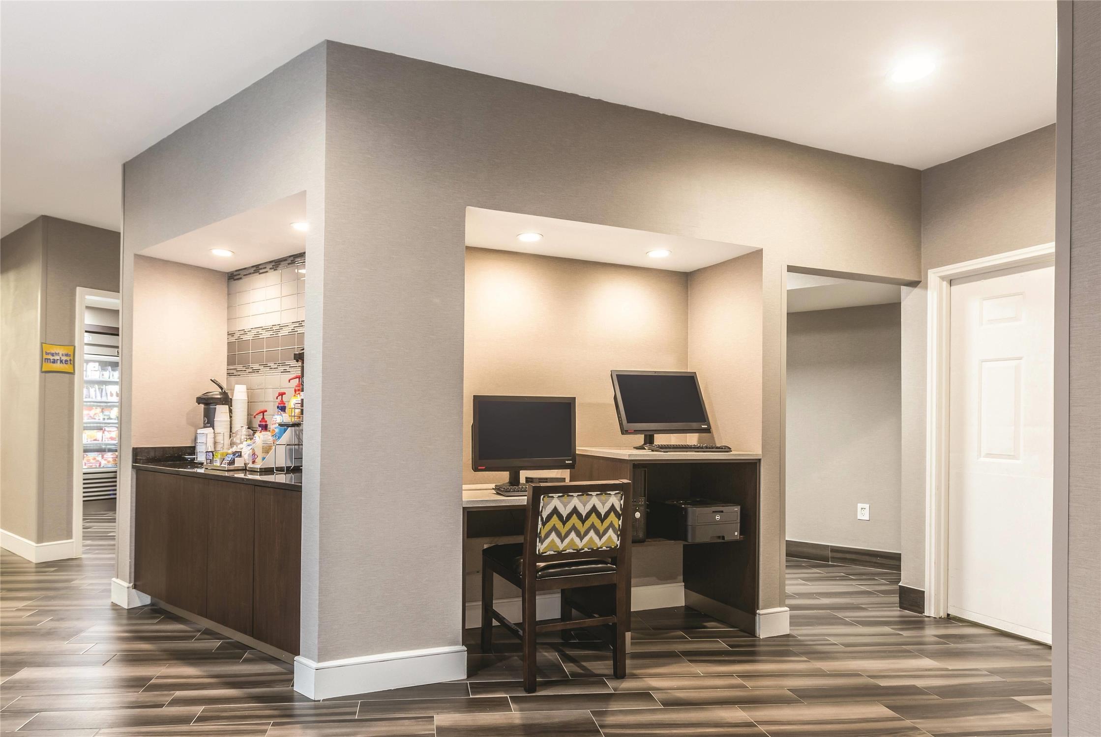 La Quinta Inn & Suites by Wyndham Atlanta Alpharetta 36/37
