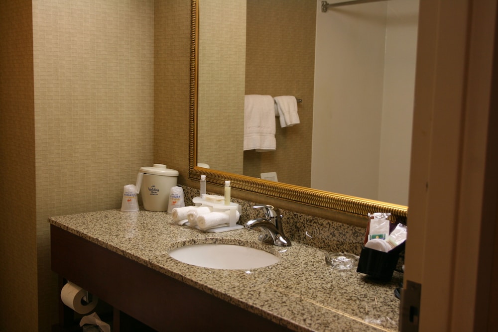HOLIDAY INN EXPRESS WILMINGTON 21/48