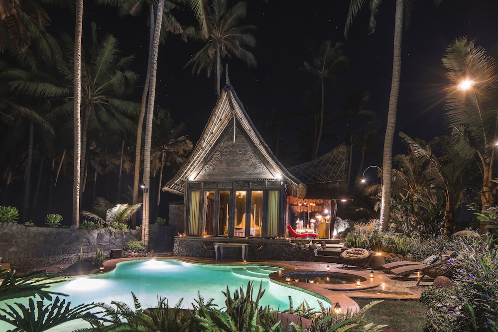 Absolute Beachfront Romantic Villa Laut 3/30