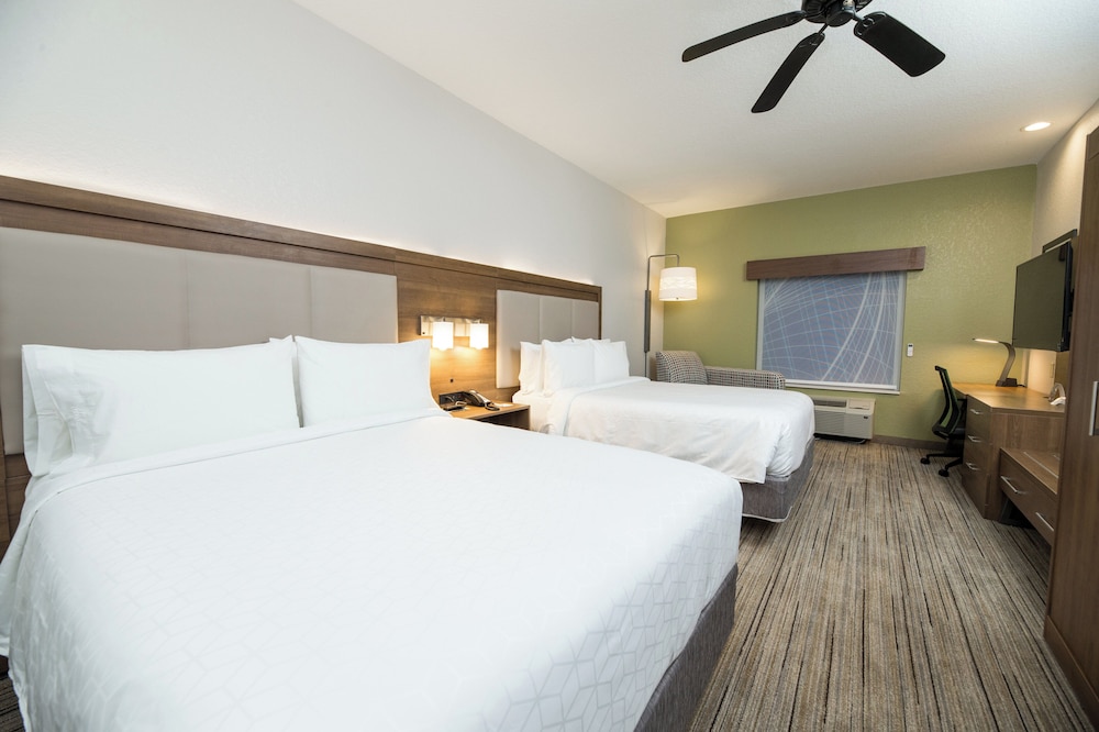 Holiday Inn Express Hotel & Suites Clinton 18/48