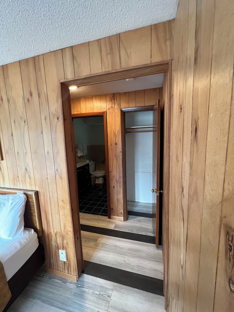 Amber s Inn & Suites 40/71