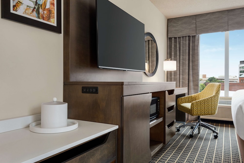Hampton Inn & Suites Greenville Downtown RiverPlace 47/52