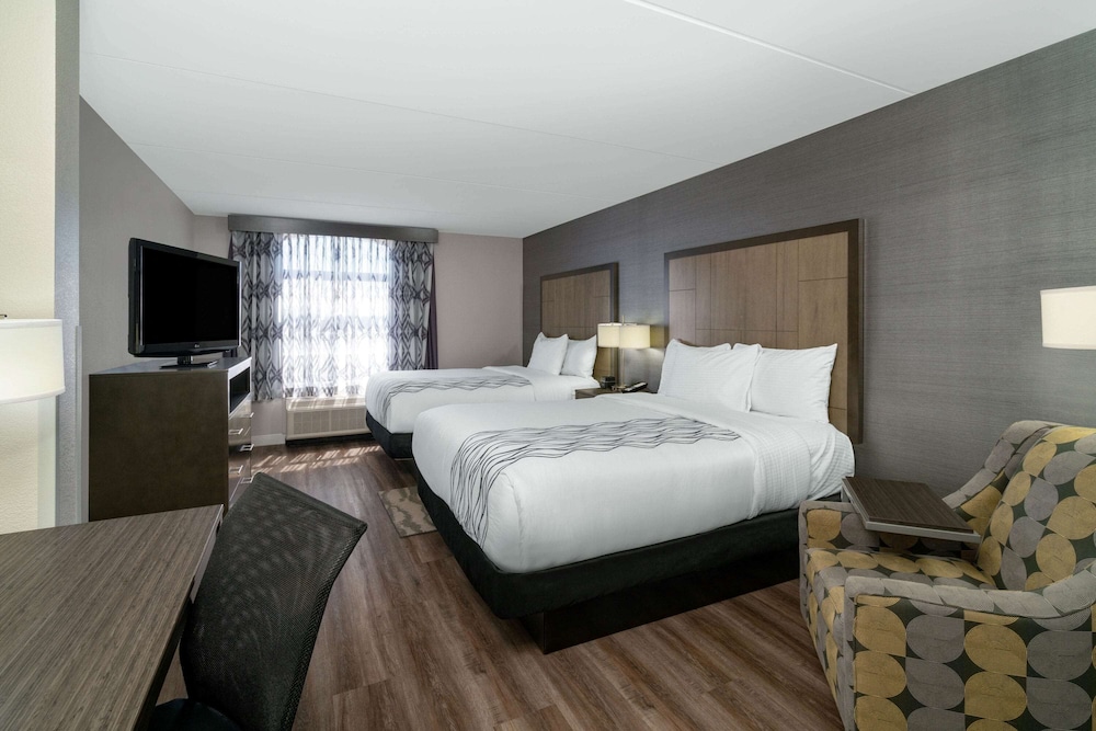 La Quinta Inn and Suites by Wyndham Raleigh Downtown North 12/47