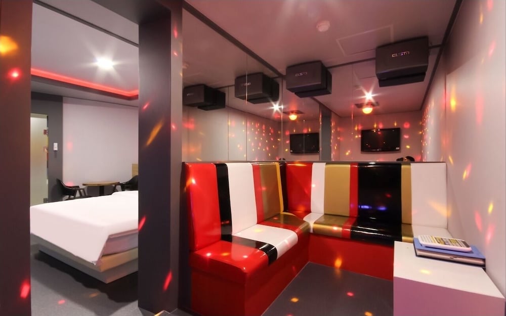 Color M Motel 16/85