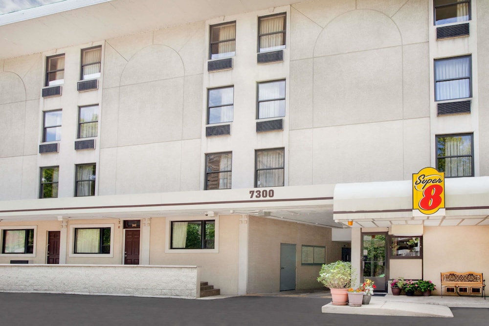 Super 8 By Wyndham Chicago IL 1/25