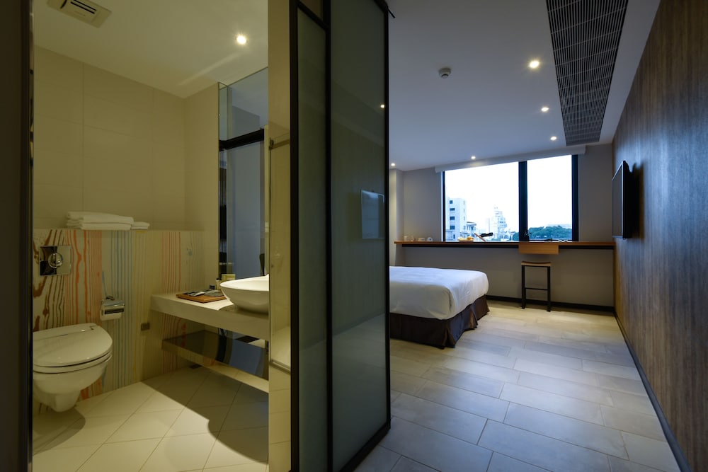 3 Door Hotel 34/76