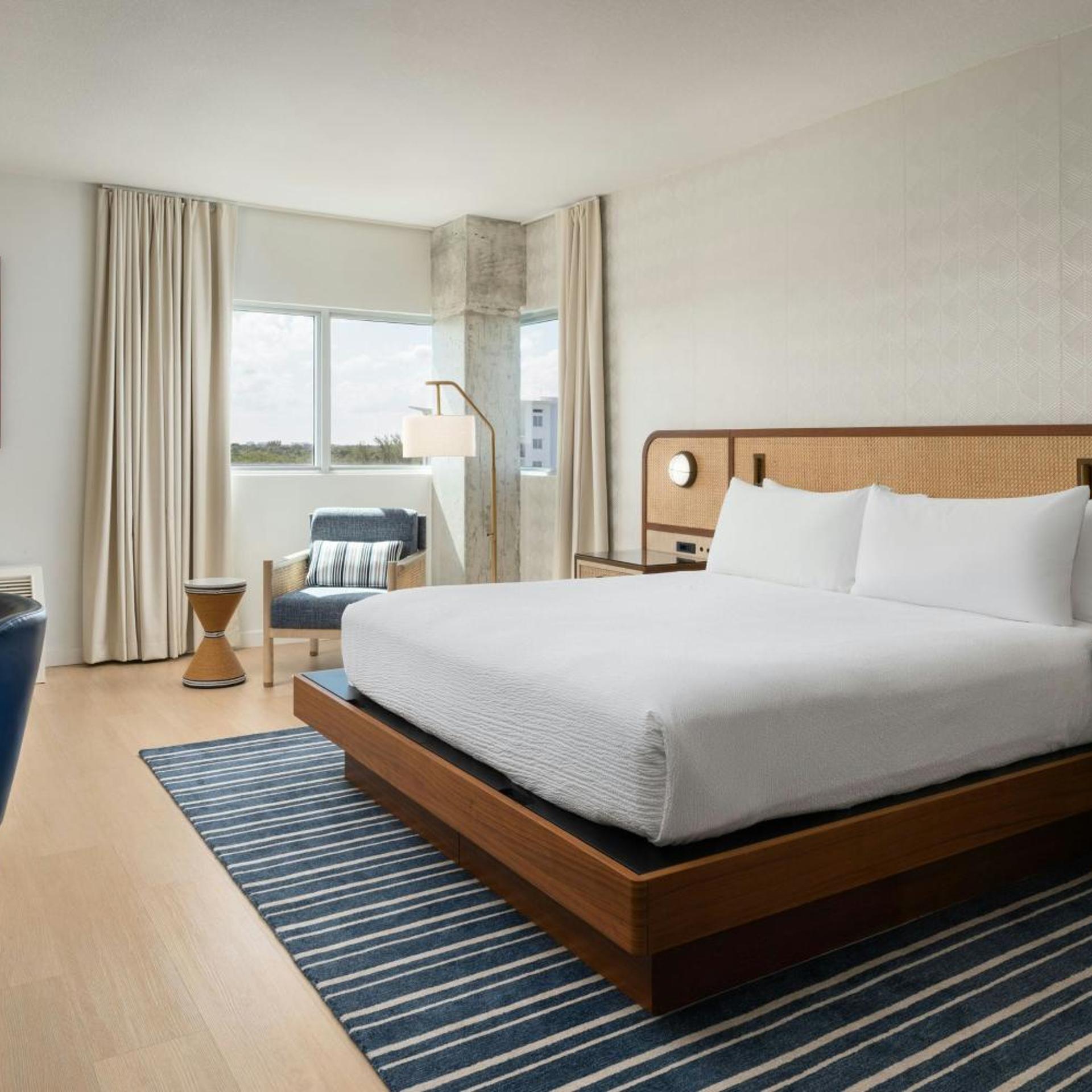 غرفة قياسية بسرير كينج لذوي الإعاقة، Maritime Hotel Fort Lauderdale Cruise Port 5/10
