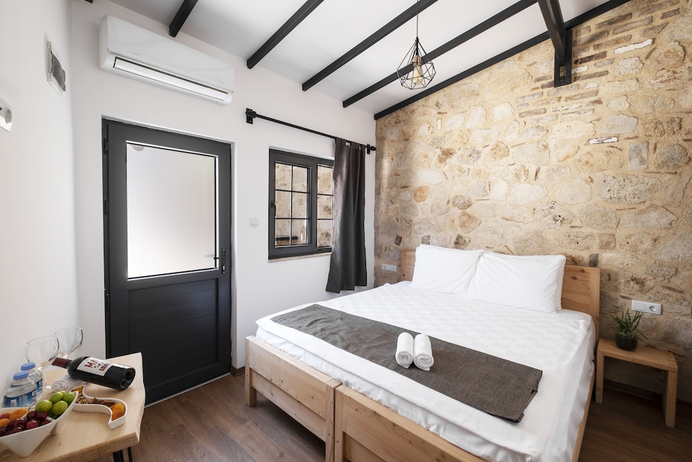 Solo Boutique Hotel 7/23
