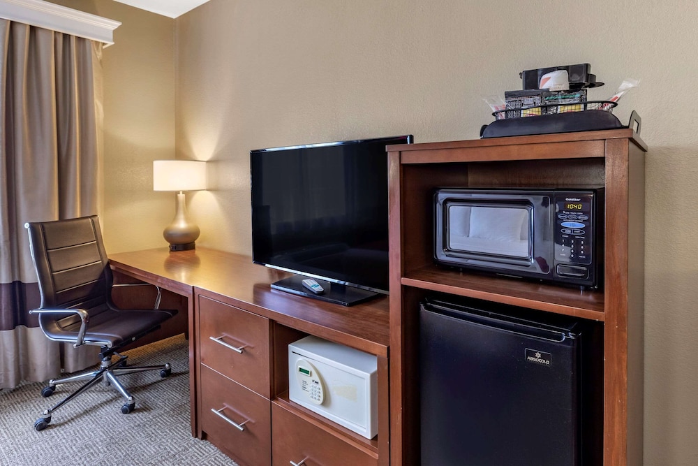 Comfort Suites Fort Collins Near University 33/35