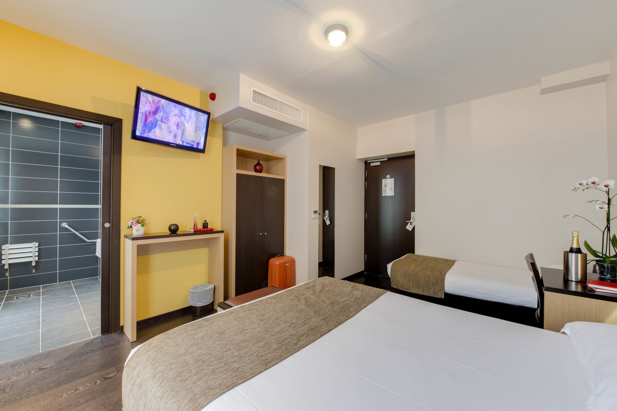 ROOM, TRIPLE