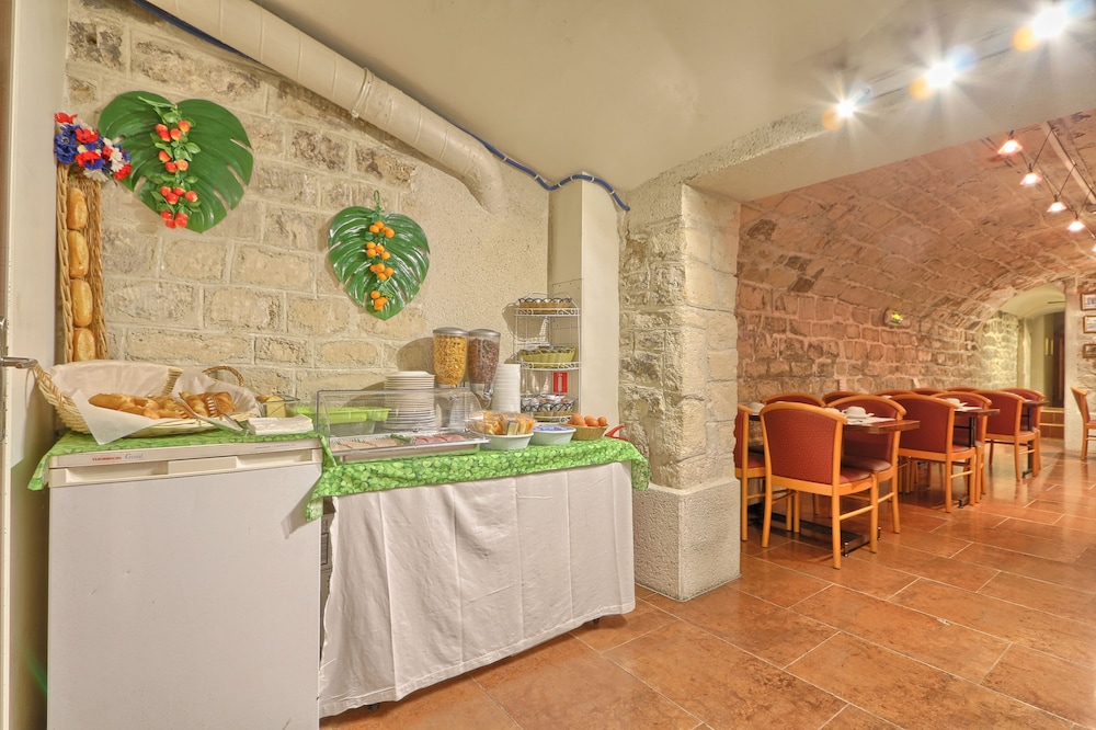 121 Hotel Paris 21/22