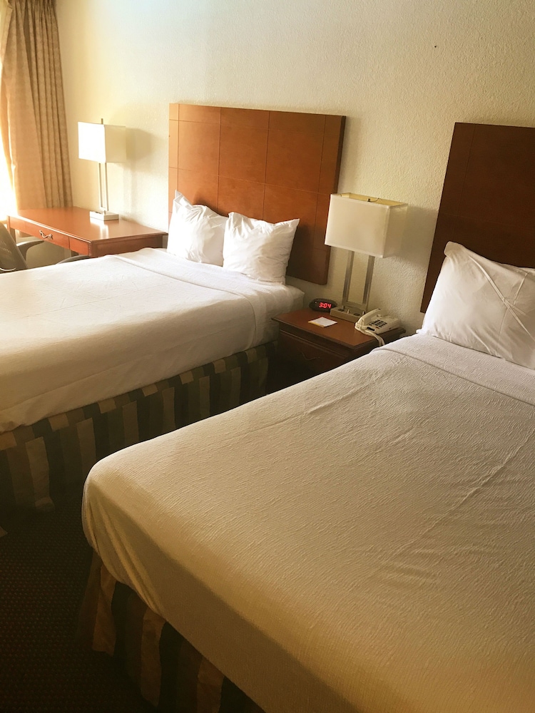 Days Inn & Suites by Wyndham Mobile 8/38