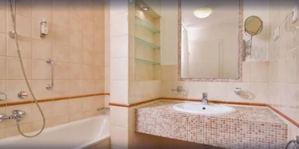 Mamaison Residence Izabella Budapest 48/49