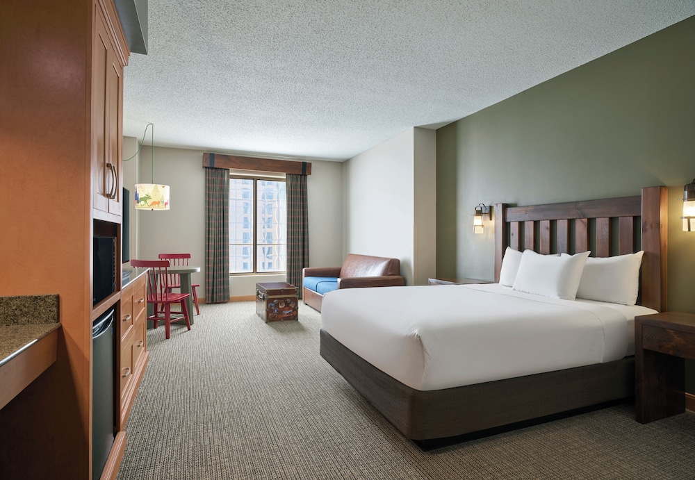 جناح ديلوكس بسرير كوين وسرير بطابقين وسرير بطابقين مع أريكة، Great Wolf Lodge Bloomington 2/4