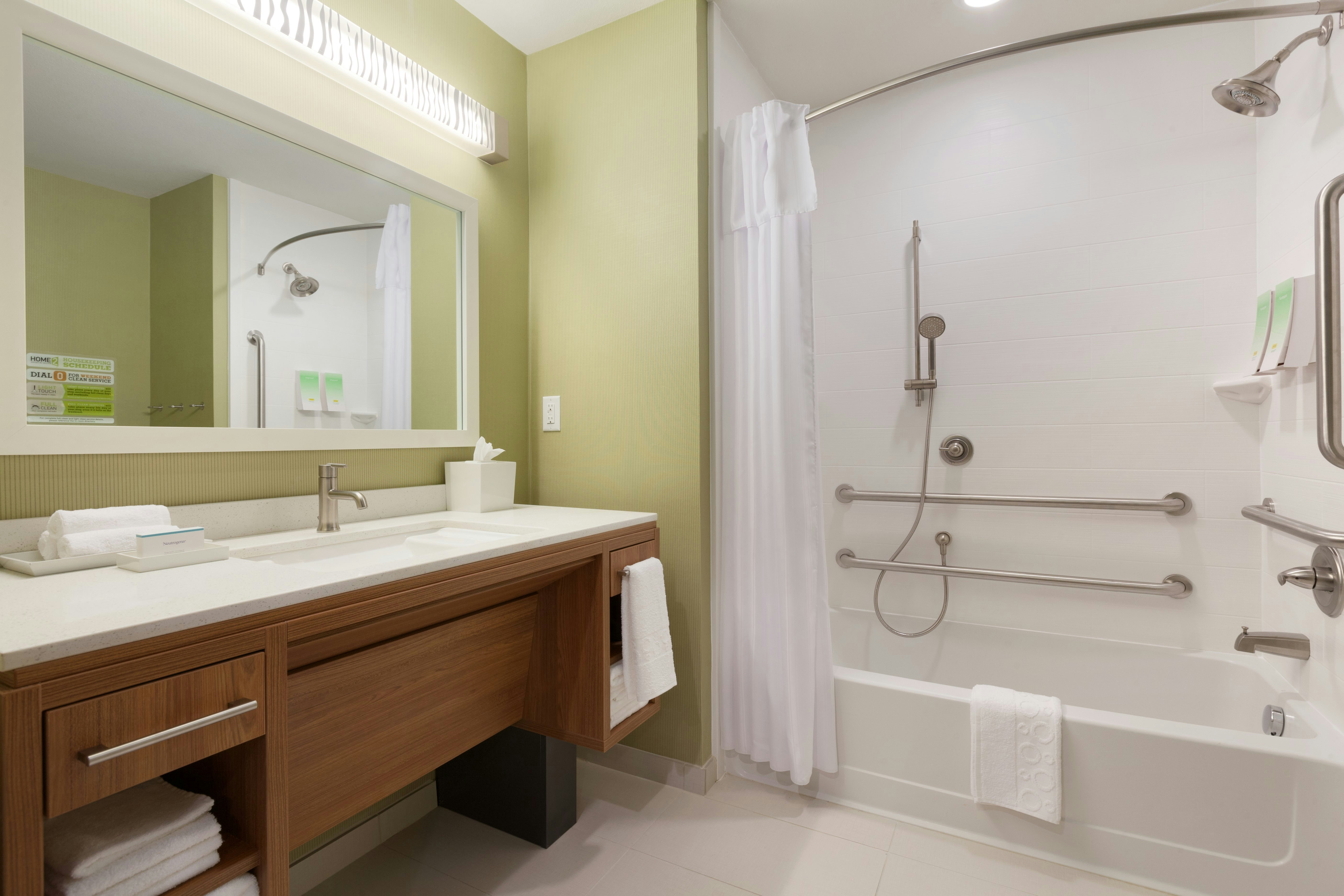 STUDIO, 2 QUEEN BEDS, ACCESSIBLE