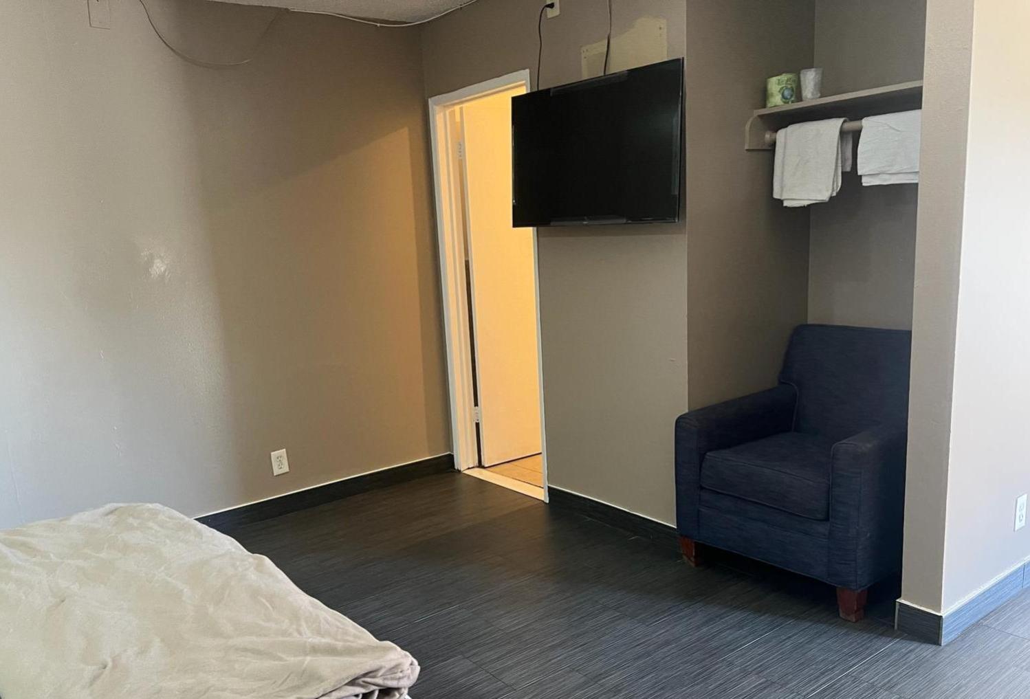 Pomona Inn Motel 8/18