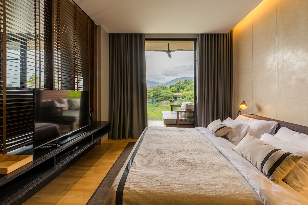 Atta Lakeside Resort Suite 18/81