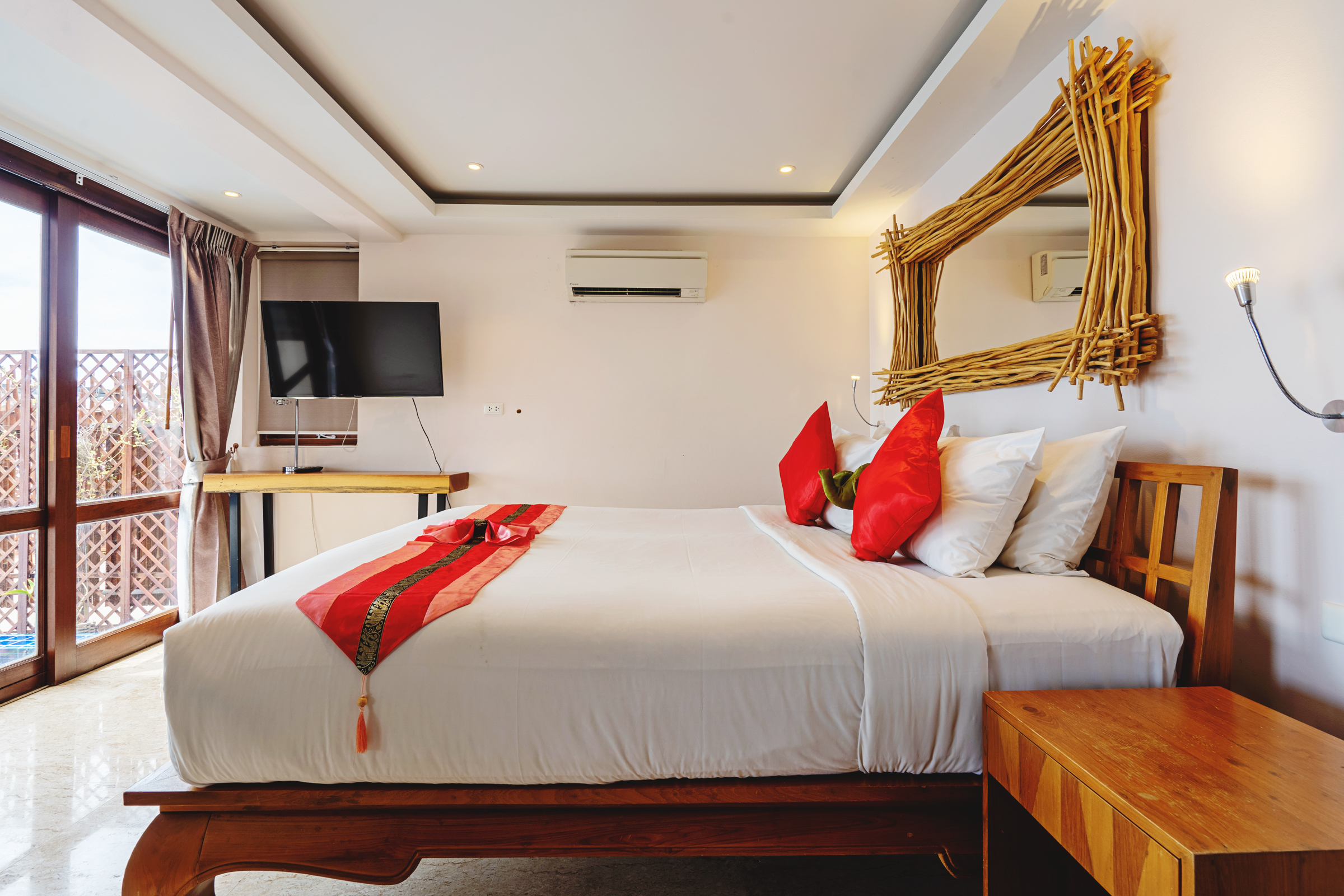 3 Bedrooms, Grand, Pool, Villa