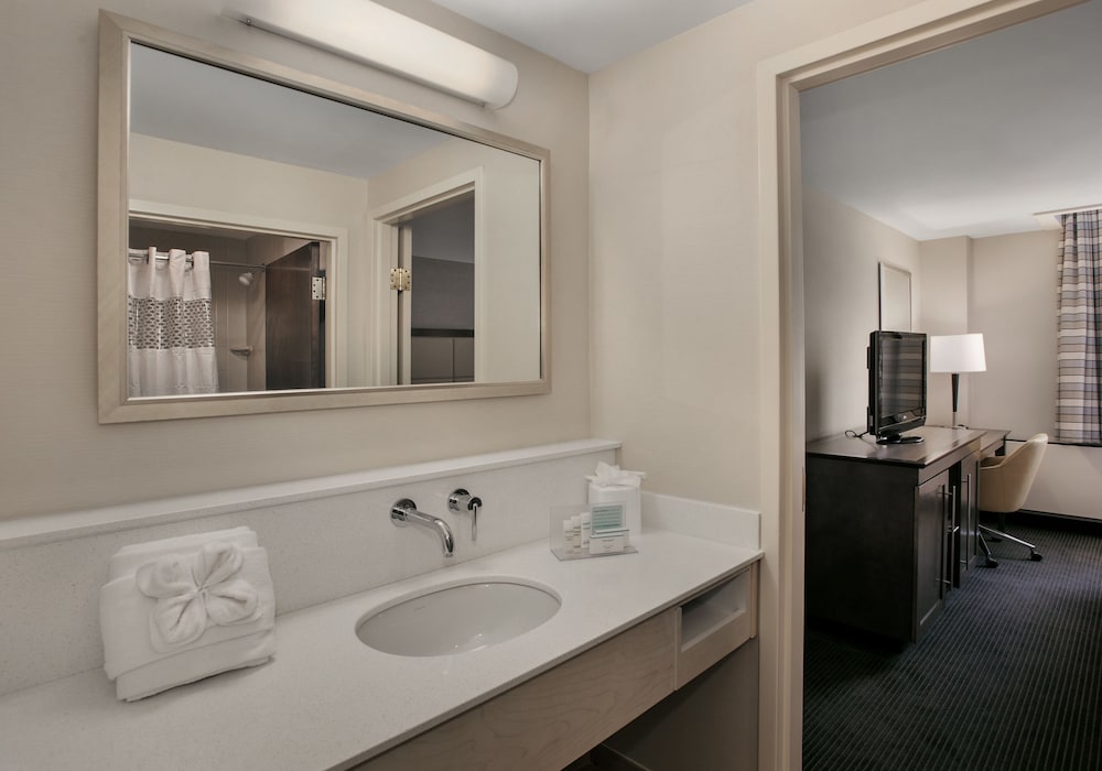 Hampton Inn and Suites Milwaukee Downtown 14/41