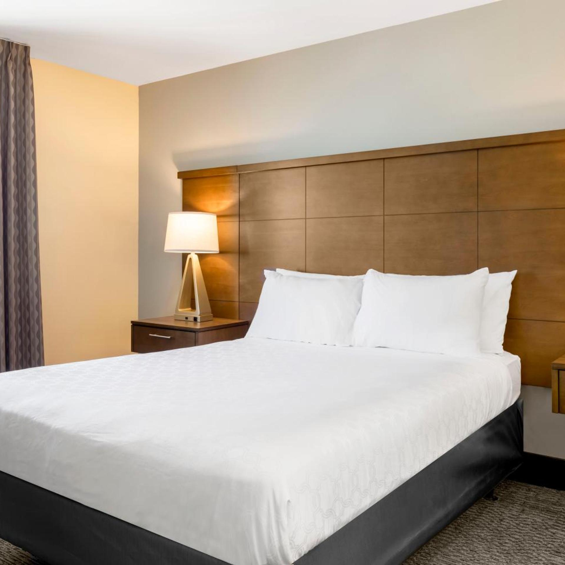 غرفة بسرير كوين بحوض استحمام لذوي الإعاقة، Staybridge Suites Reno 2/4