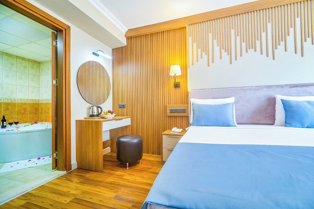 Suite, Double and Twin Beds, Lake View