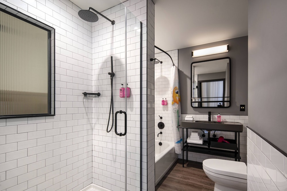 Moxy Nashville Vanderbilt Area 15/51