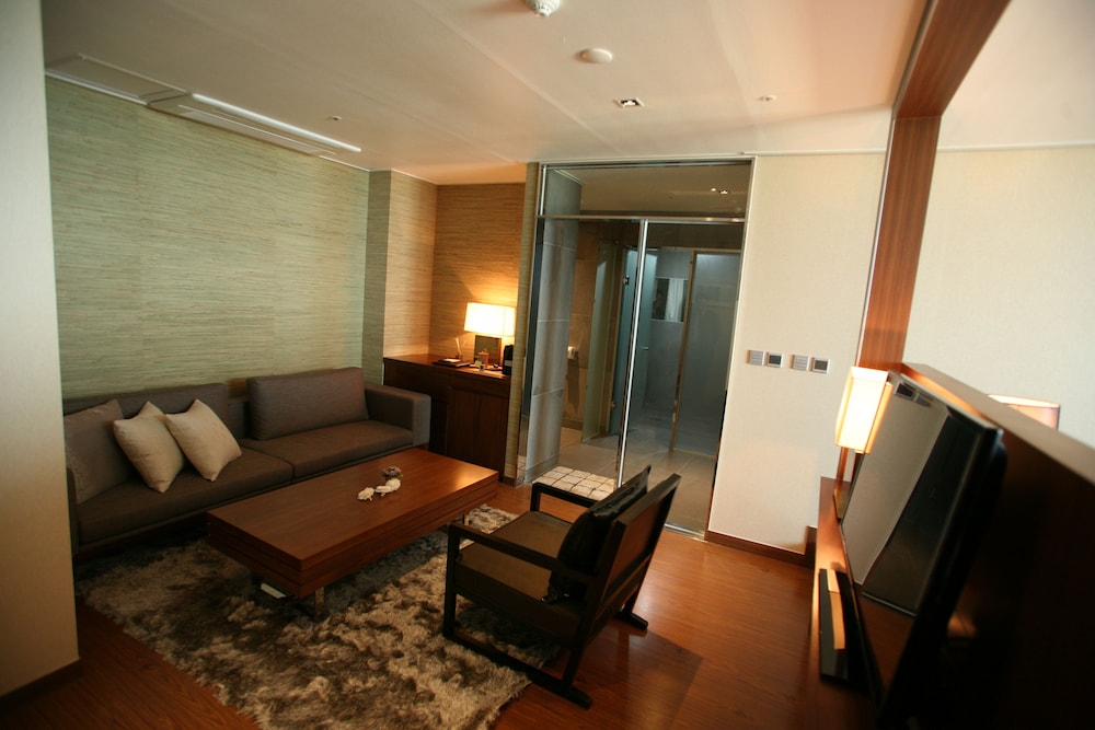 Hyunjin Tourist Hotel 49/72