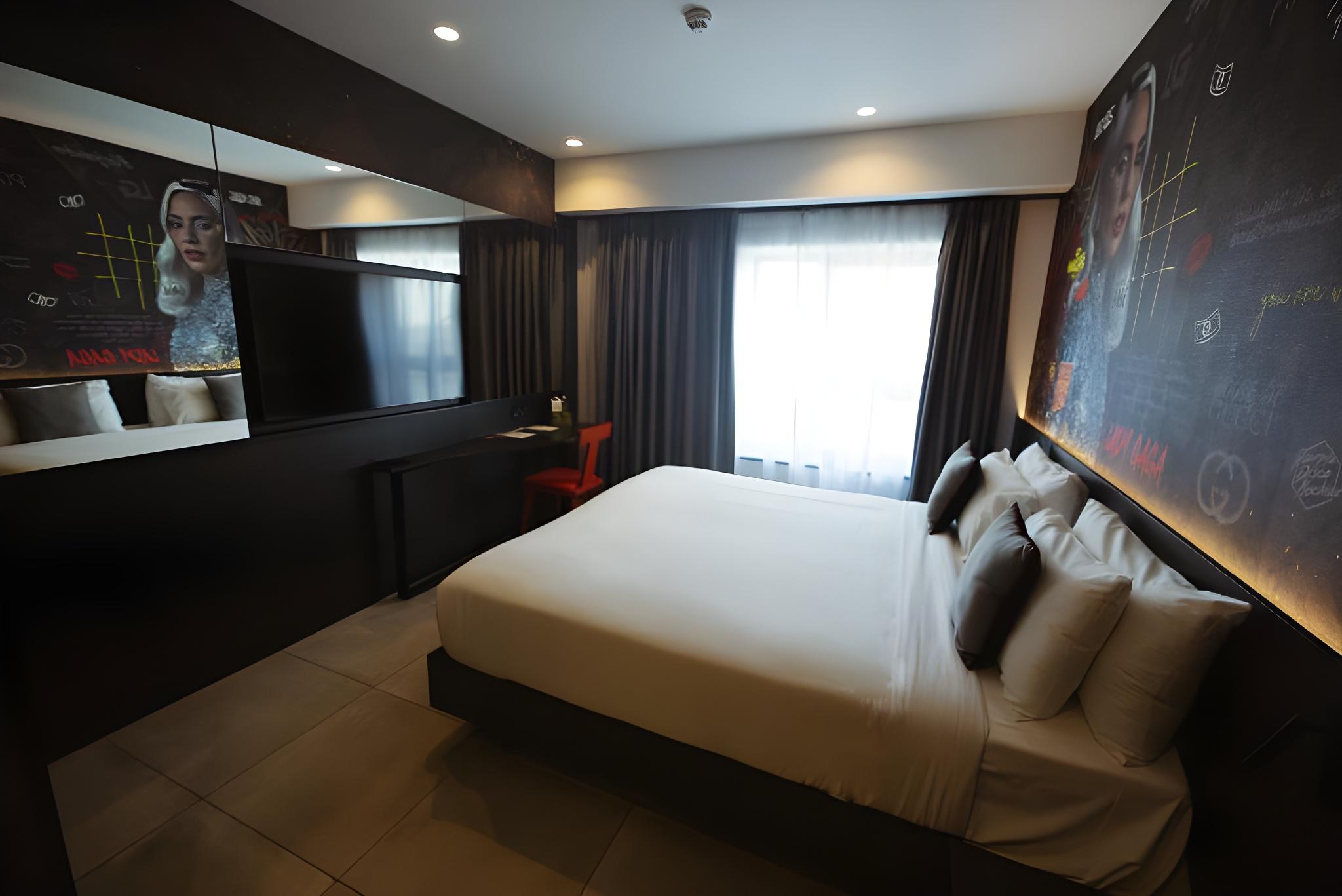 Room, City View