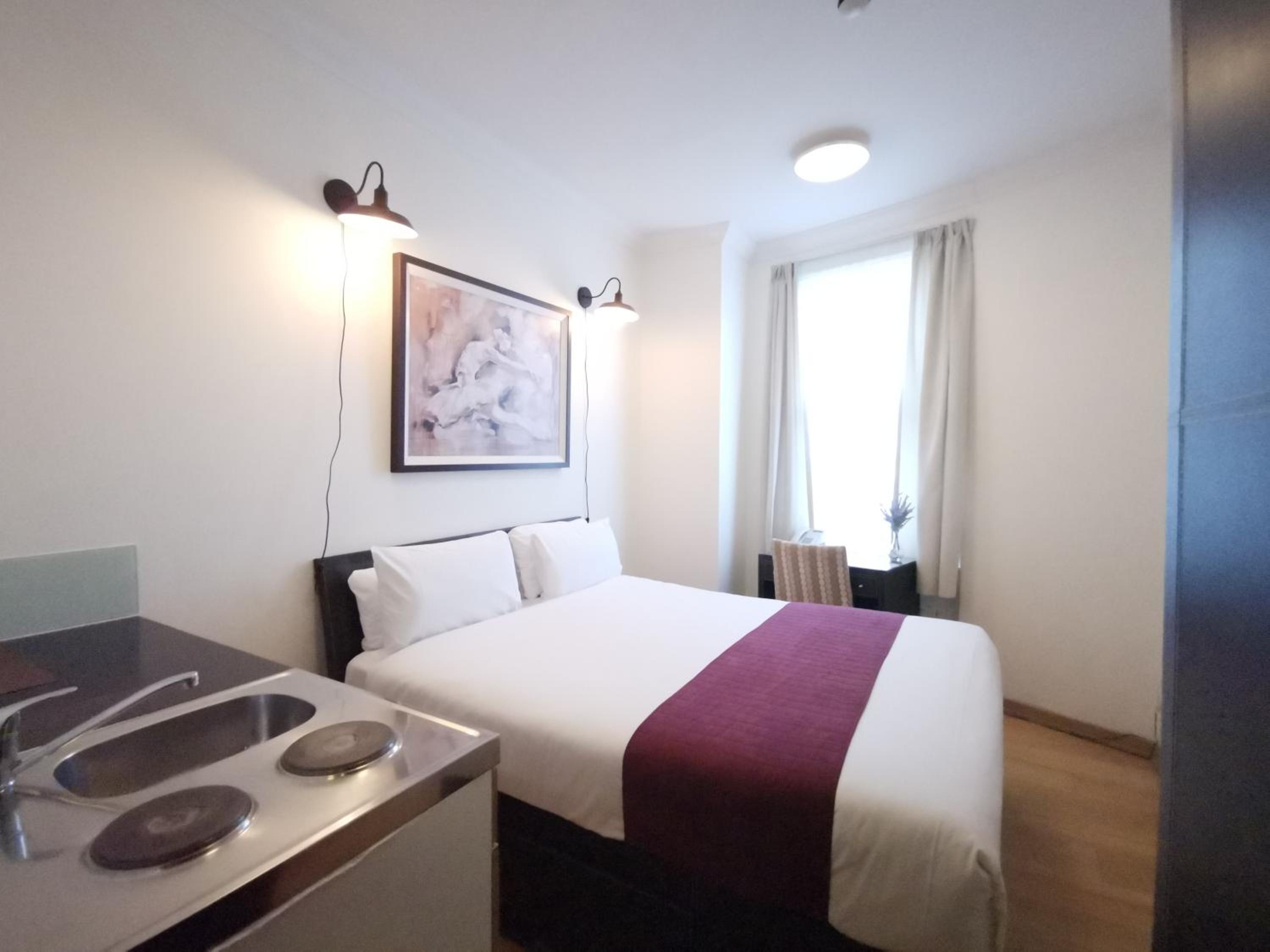 Room, Queen Bed, The Royale Chulan Hyde Park 9/10