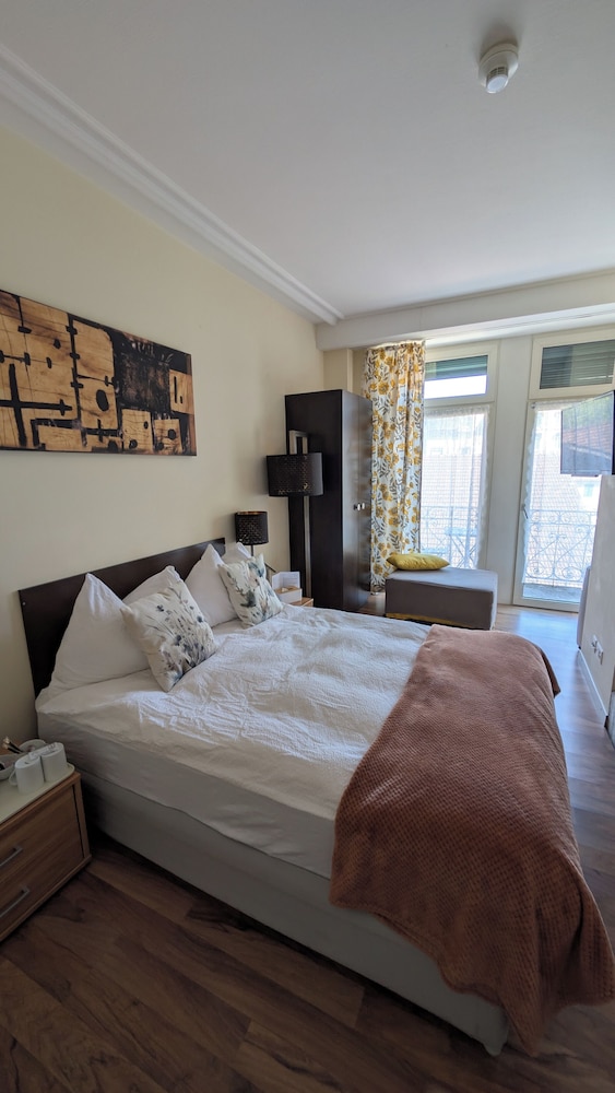 ROOM, DOUBLE BED