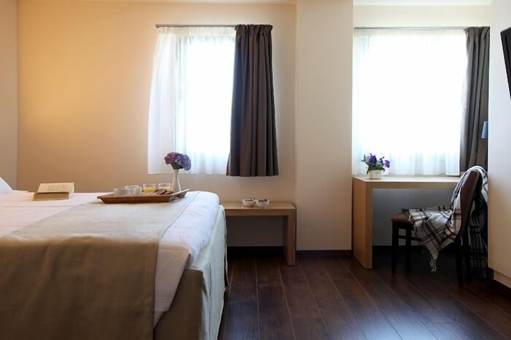 Theta Hotel 6/36
