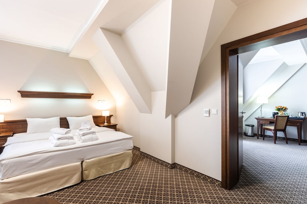DELUXE, DOUBLE OR TWIN BED