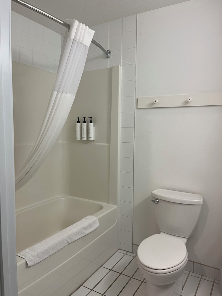 جناح سوبيريور بسريرين كوين مع أريكة، Four Points By Sheraton Prince George 7/8